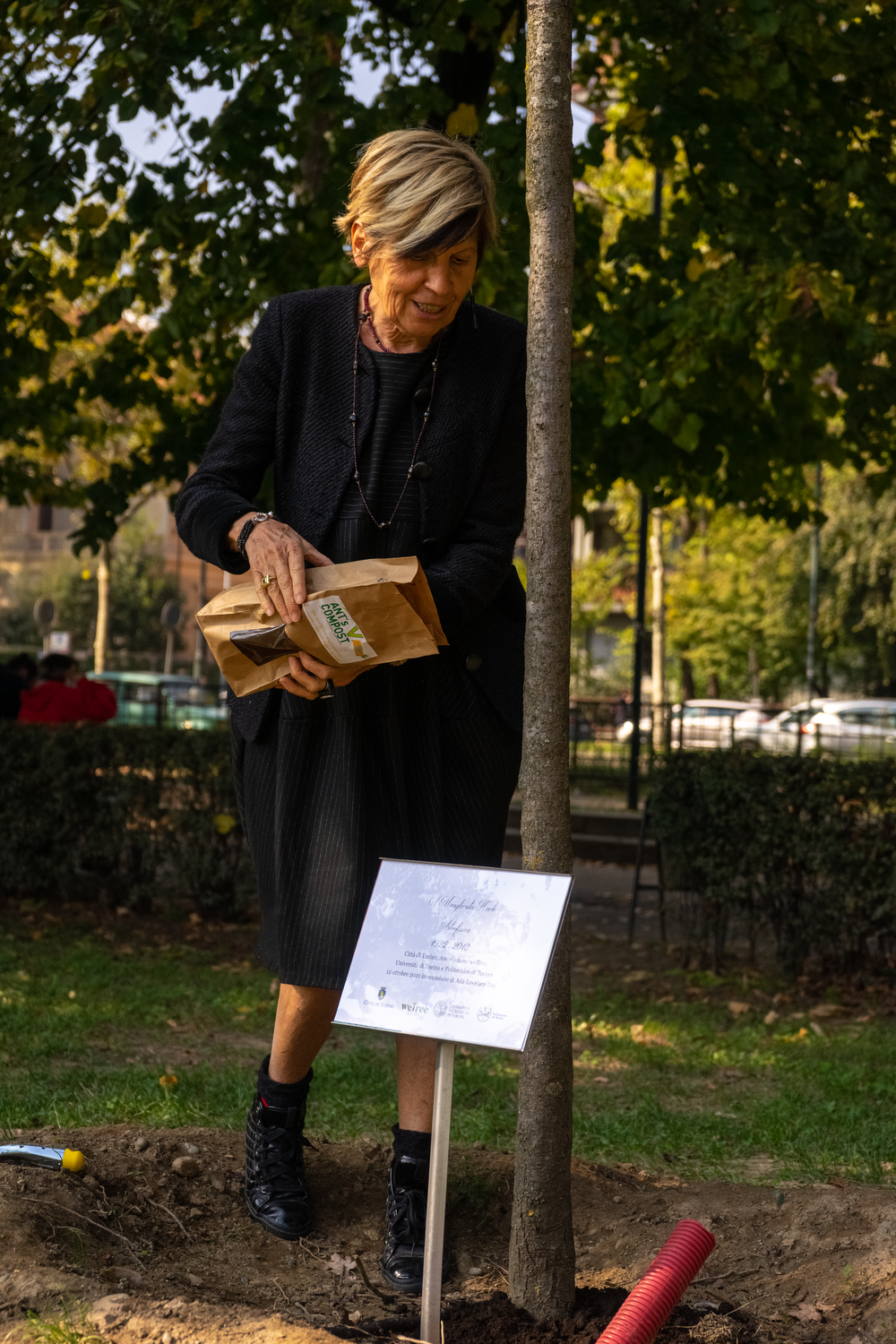 La Prof.ssa Maria Lodovica Gullino e la targa apposta accanto al Prunus cerasifera dedicato a Margherita Hack
